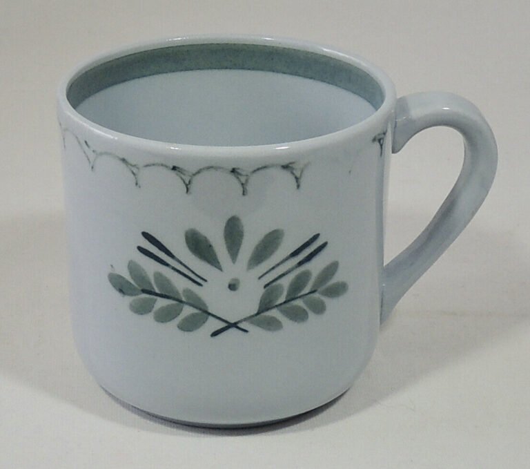 Read more about the article Arabia Finland Green Thistle Child’s Cup Mug EUC