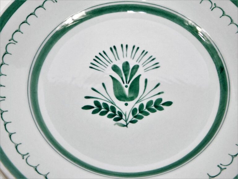 Read more about the article ARABIA FINLAND GREEN THISTLE HAND PAINTED DINNER PLATE 10 1/2″