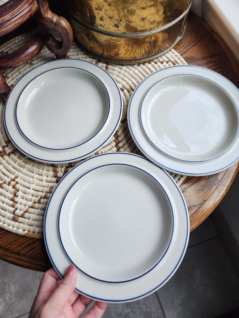 Read more about the article ARABIA FINLAND Saimaa 7 7/8″ Salad Plates Excellent Condition Set Of 3