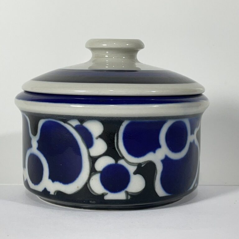Read more about the article Arabia Finland Saara sugar bowl with lid Mid-Century Modern Flower Blue