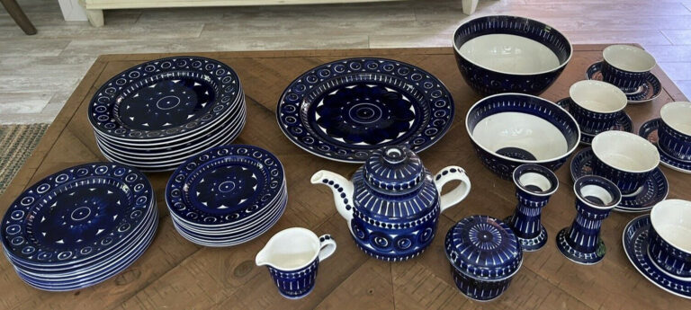 Read more about the article Arabia of  Finland Valencia Blue Ulla Procope Dinnerware Set 44 pieces – EXC