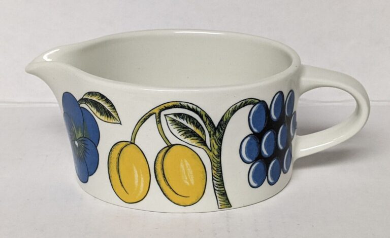 Read more about the article ARABIA FINLAND PARATIISI OVAL CREAMER Flowers Fruit Blue Yellow