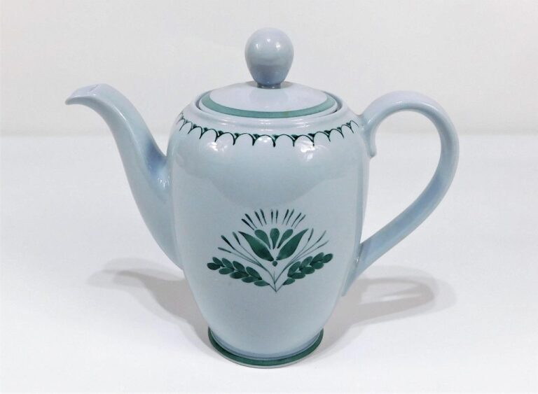 Read more about the article REDUCED ARABIA FINLAND GREEN THISTLE HAND PAINTED TALL COFFEE POT 8 1/4″ HEIGHT