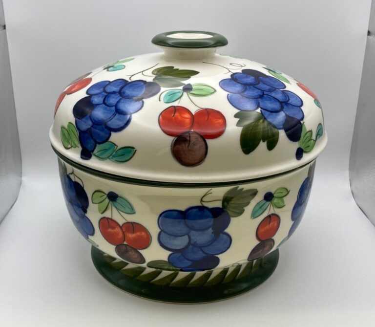 Read more about the article Arabia of Finland PALERMO Round Covered Serving Bowl / Tureen