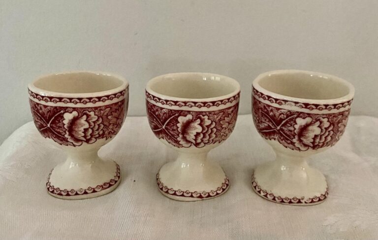 Read more about the article 3 Vintage Arabia Finland Red Landscape Transferware Single Footed Egg Cups