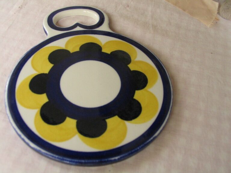 Read more about the article VINTAGE ARABIA FINLAND PAJU YELLOW BLUE VERGE TRIVET SIGNED ANJA JAATINEN PAJU