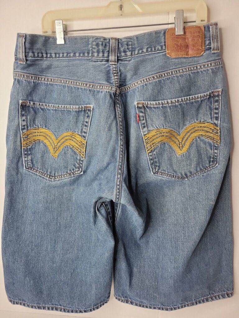 Read more about the article Levi’s 579 36 x 13″ Baggy Blue Medium Wash Denim Flap Pocket Jean Shorts