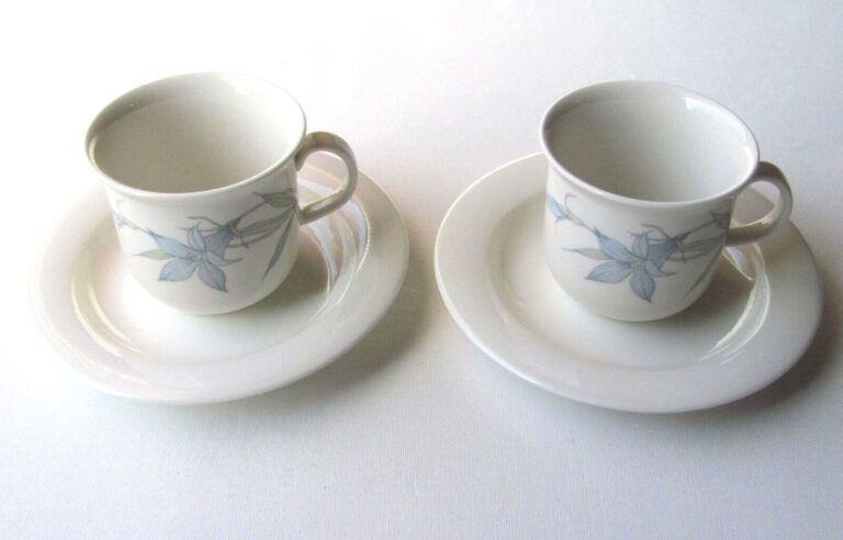Read more about the article Arabia Finland Arctica Sinikello  Set of 2 Coffee Cups and Saucers