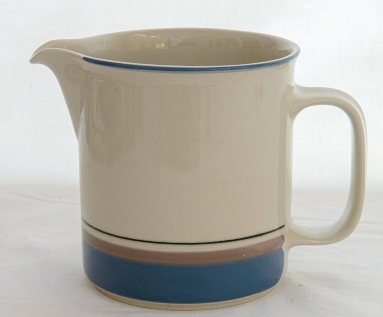 Read more about the article Rare Vintage Arabia Finland Uhtua Pitcher Jug Designed by Inkeri Leivo