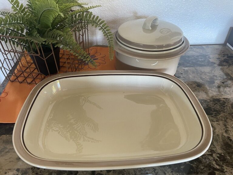Read more about the article Arabia Finland Koralli 12” Serving Dish and 8” Covered Tureen