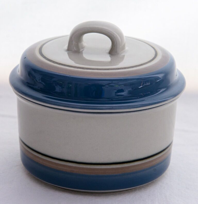 Read more about the article Vintage Arabia Finland Uhtua Sugar Bowl with Lid  3/4″ Inkeri Leivo