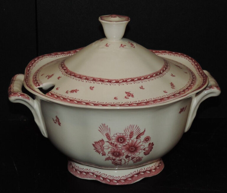Read more about the article ARABIA OF FINLAND FINN FLOWER RED PATTERN SOUP TUREEN  10 1/2″L 7 1/2″H 9 3/4″D