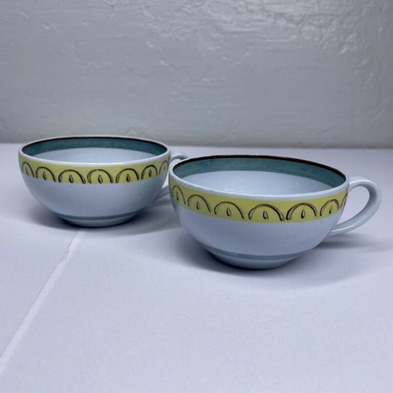 Read more about the article Vintage Arabia Finland Crown Band Hand painted Teacup Blue Yellow Coffee