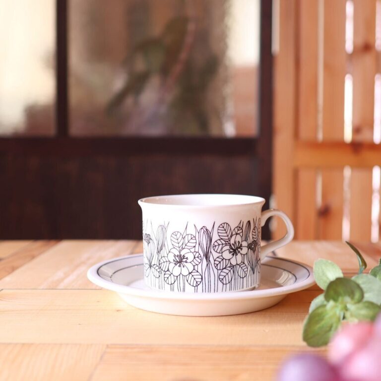 Read more about the article ARABIA #4 Crocus Krokus Tea Cup Saucer Black Vintage