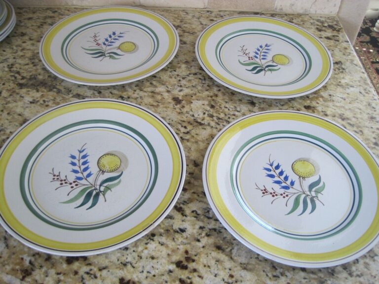 Read more about the article SUOMI Arabia Wind Flower Finland Dinner Plates Approximately 10″ Set 4