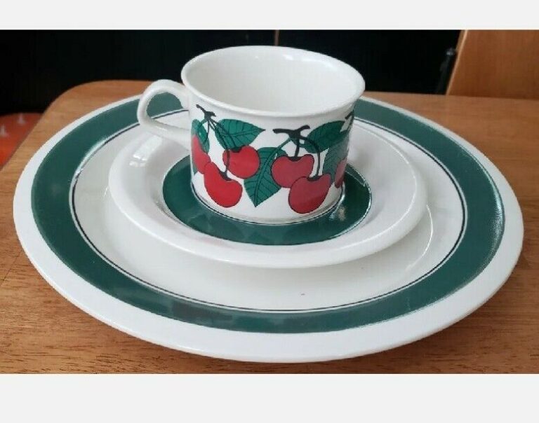 Read more about the article 3 Piece Arabia Finland Kirsikka 9.75″ Place Setting Cherries Cup Saucer Plate