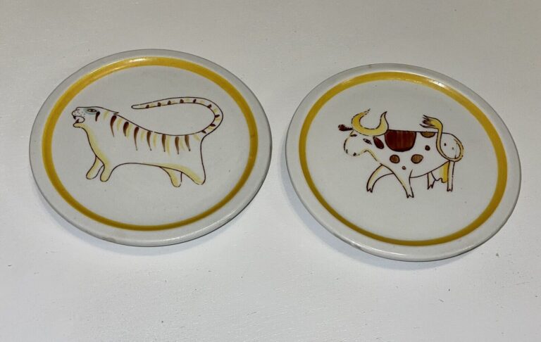 Read more about the article 2 RARE ARABIA  FINLAND VINTAGE ANIMAL KINGDOM HANDPAINTED TIGER and COW   TRIVET