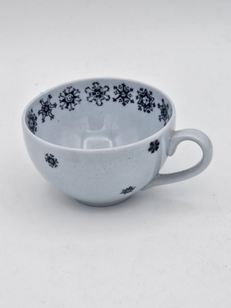 Read more about the article Vintage Arabia Finland Mini Demitasse MCM Cup Blue Snowflake