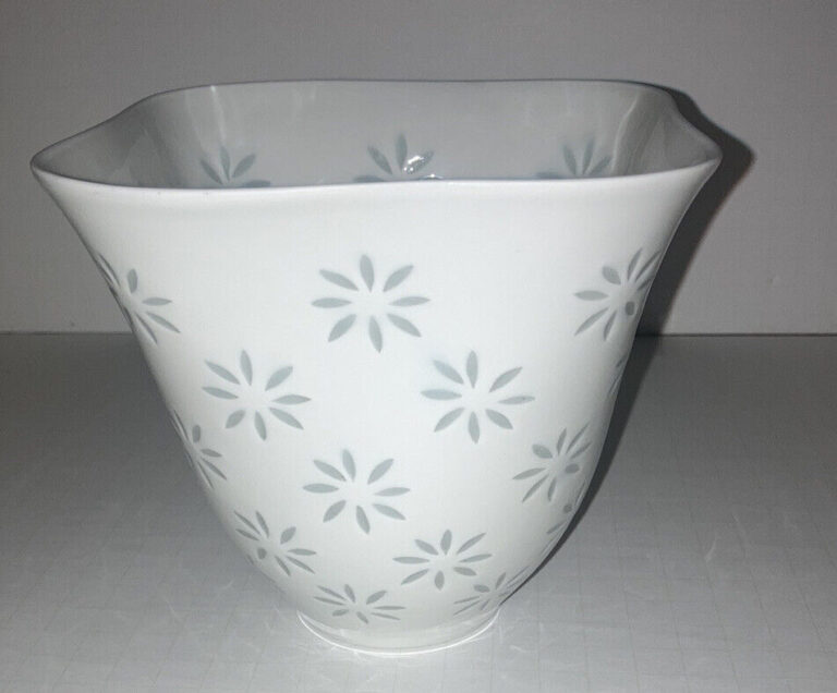 Read more about the article Vintage Arabia Porcelain Rice Grain Vase by Freidl Holtzer Kjellberg  Finland