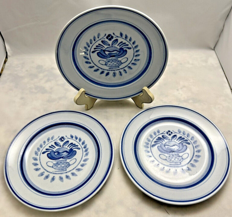 Read more about the article Arabia Finland Blue Rose Plates