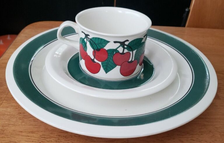 Read more about the article 3 Piece Arabia Finland Kirsikka Place Setting Cherries Cup Saucer Plate