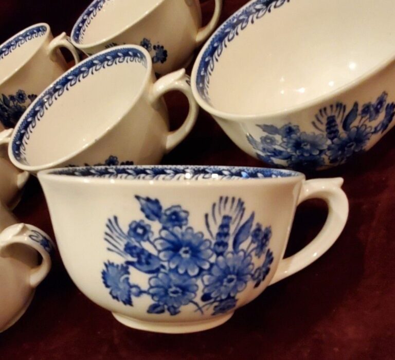 Read more about the article Arabia of Finland Set of 8 Flat Cups FINN FLOWER BLUE