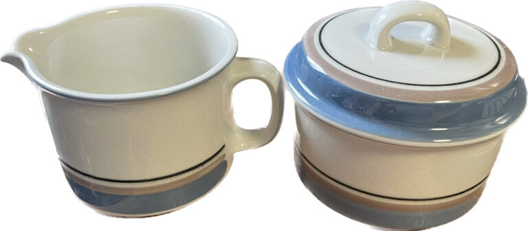 Read more about the article Arabia Finland Uhtua Creamer and Sugar Bowl With Lid Vintage