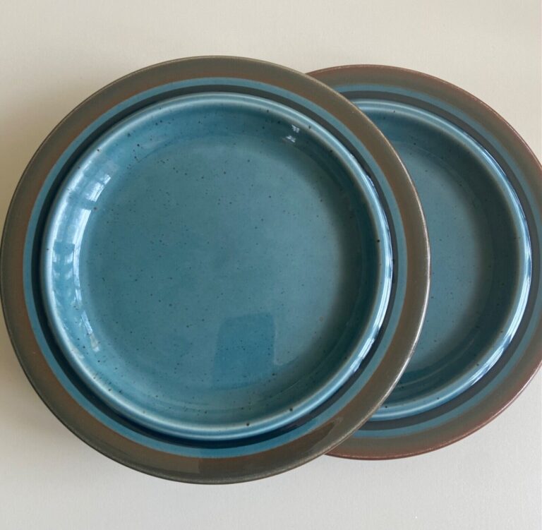 Read more about the article Arabia Finland  Meri Blue  Vintage  Two 10” Dinner Plates. FREE SHIPPING