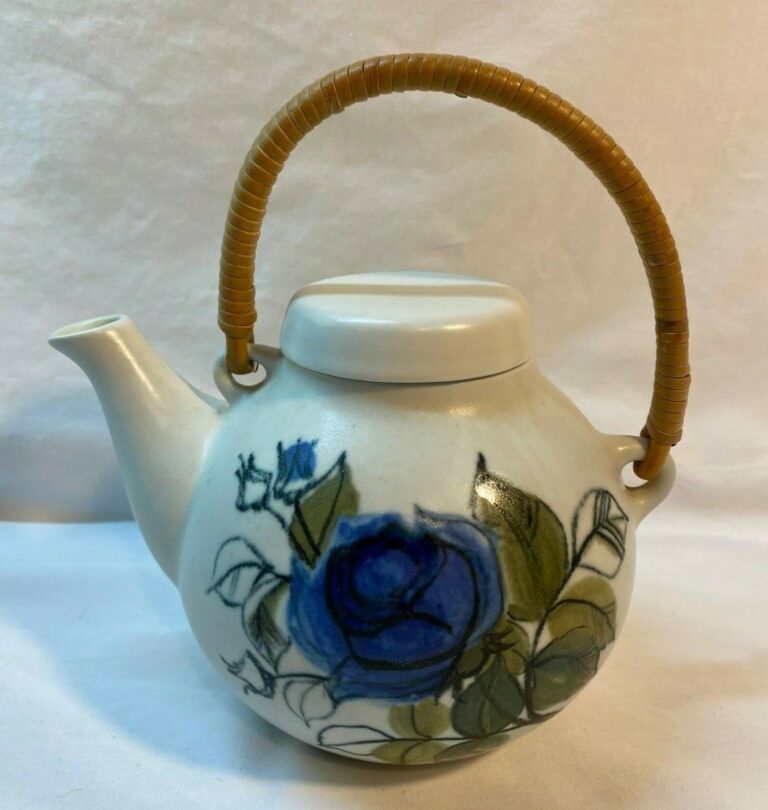 Read more about the article Arabia Finland Teapot Blue Roses Hilkka Liisa Ahola