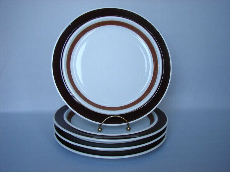 Read more about the article Set of 4 Arabia Finland ROSMARIN (Brown Anemone) 10″ Dinner Plates