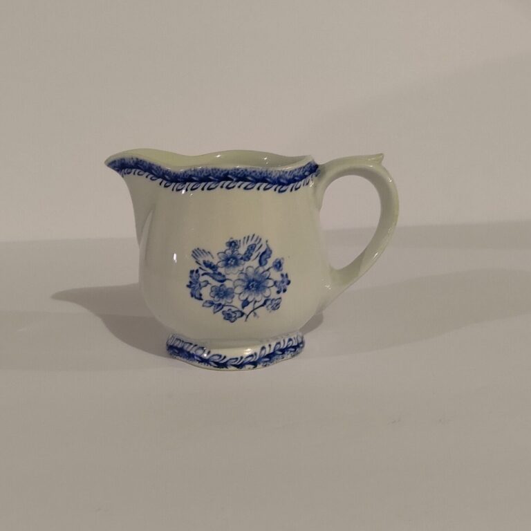 Read more about the article Vintage Finland Arabia Creamer Finn Flower Blue 3X5. 8 oz. Rare