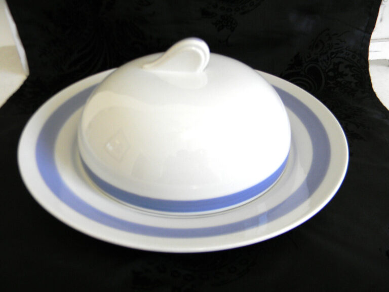 Read more about the article Vintage Mid Century Arabia Finland Blue Striped Dome Covered Muffin Dish