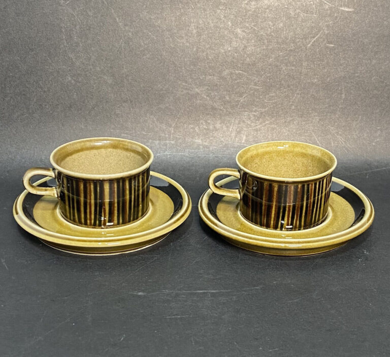 Read more about the article 2 VTG Kosmos ARABIA FINLAND Gunvor Olin-Grönqvist Demi Expresso Cup and Saucer