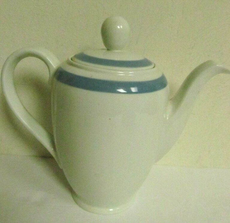 Read more about the article Arabia Finland White teapot coffee pot ‘Blue Ribbons’ EUC 10-67 about 8″ tall