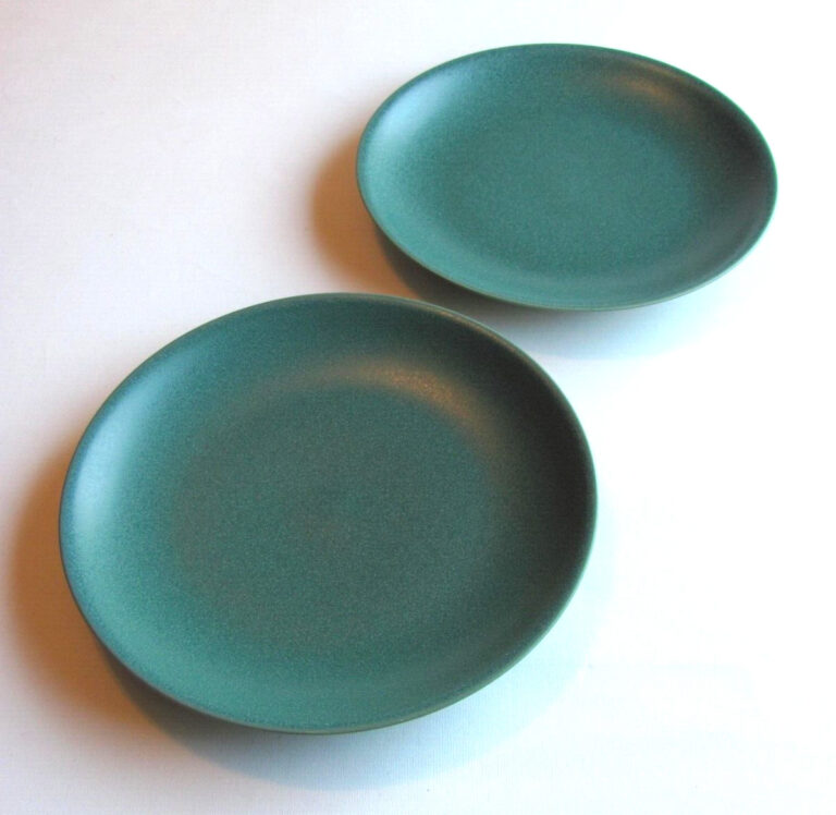 Read more about the article Vintage Arabia Finland 24h Green Dinner Plates Set of Two  Heikki Orvola