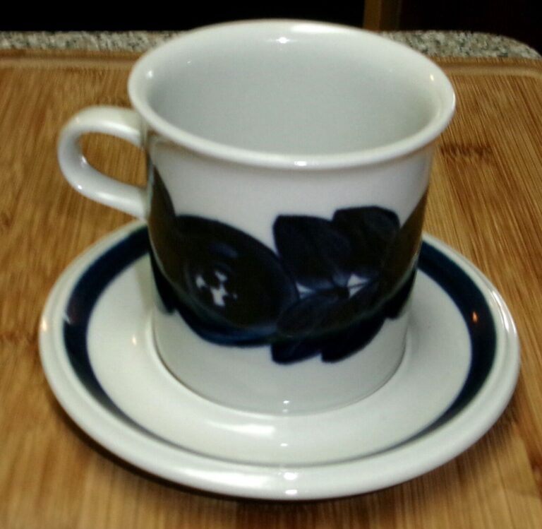 Read more about the article ARABIA FINLAND Anemone Blue Coffee Cup and Saucer