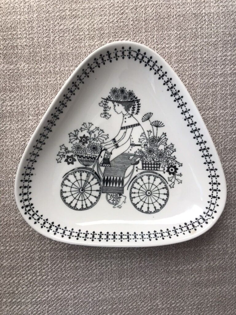 Read more about the article Vintage Emilia Triangular Trinket Dish By Raija Uosikkinen For Arabia Of Finland