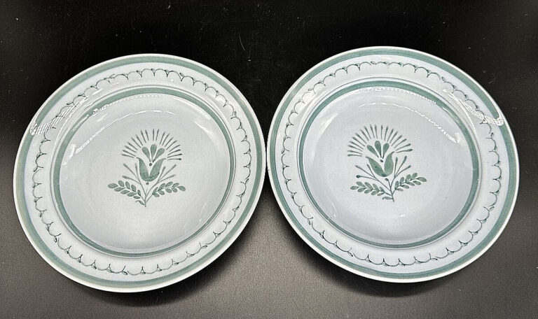 Read more about the article 2 Set Vintage Arabia of Finland Green Thistle Rim Soup Bowls 7.5″ EUC