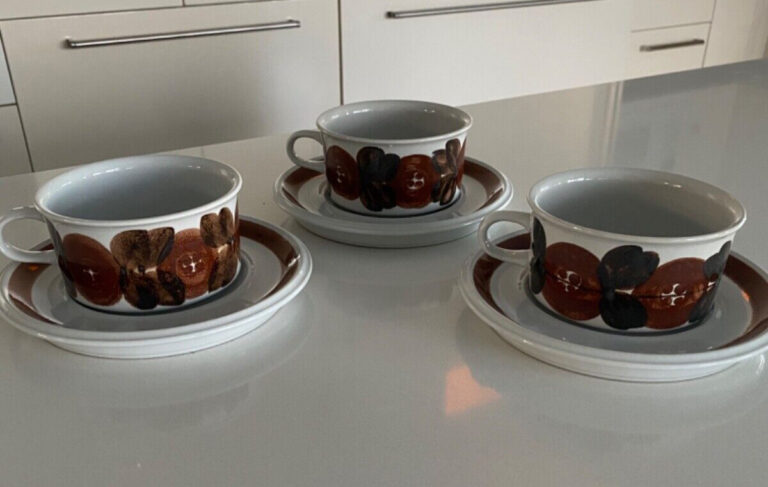 Read more about the article ARABIA FINLAND ROSMARIN 3 SETS OF MUGS with SAUCERS BROWN VINTAGE ULLA PROCOPE