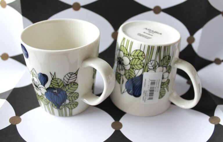 Read more about the article Set of 2 blue/green Krokus mugs from Arabia Finland