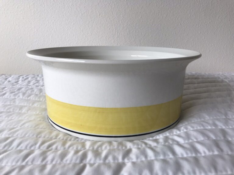 Read more about the article ARABIA of Finland “Faenza Yellow” 8.75″ Round Vegetable Bowl