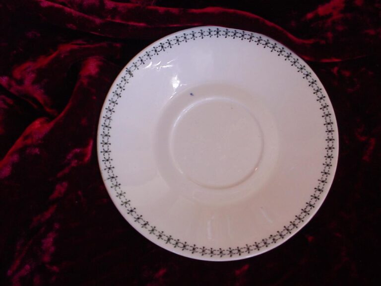 Read more about the article 1949-1964 Arabia Finland Emilia pattern Saucer – Raija Uosikkinen