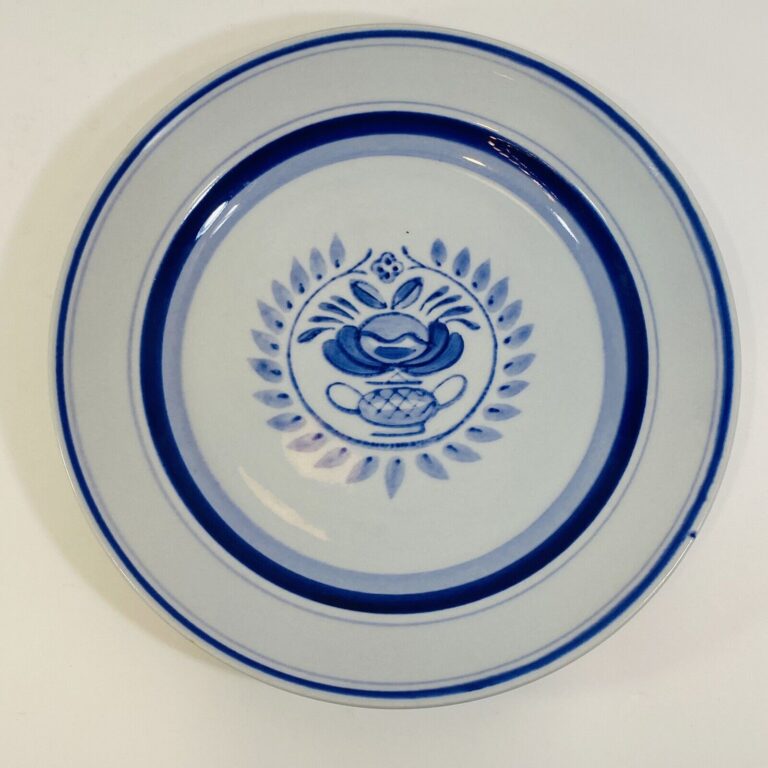 Read more about the article Vintage Arabia Finland Blue Rose Salad Plate Flower Rings 7 1/2″ Hand Painted
