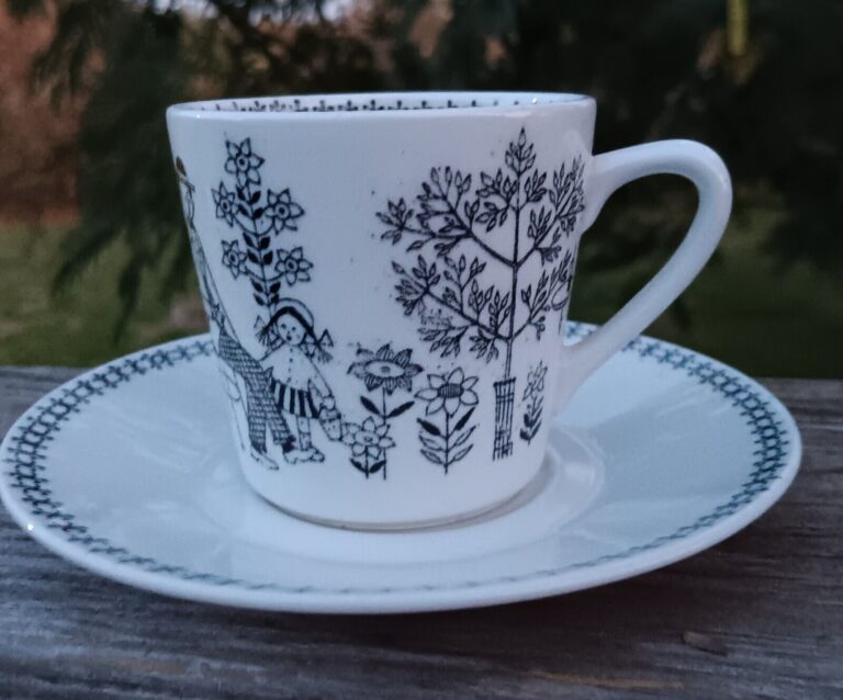 Read more about the article Rare! Arabia Finland Vintage EMILIA  Cocoa/Coffee/Tea Cup and Saucer Sweet