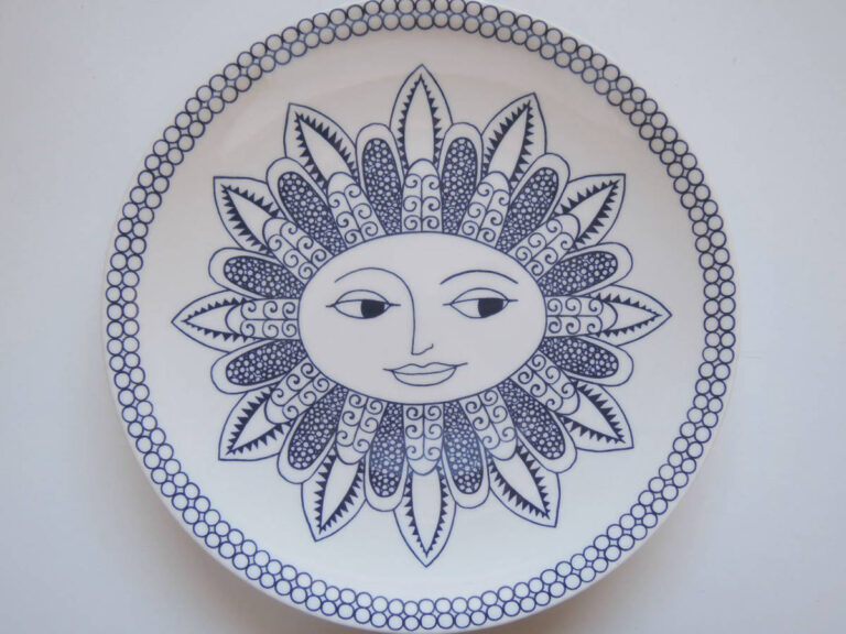 Read more about the article Ulla Arabia 26Cm Plate 140Th Anniversary Ruska Krokus Crocus Teema