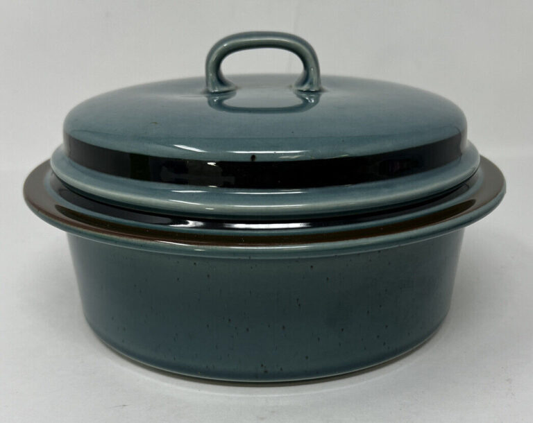 Read more about the article ARABIA OF FINLAND 1.75 Qt Round Covered Casserole Meri Blue