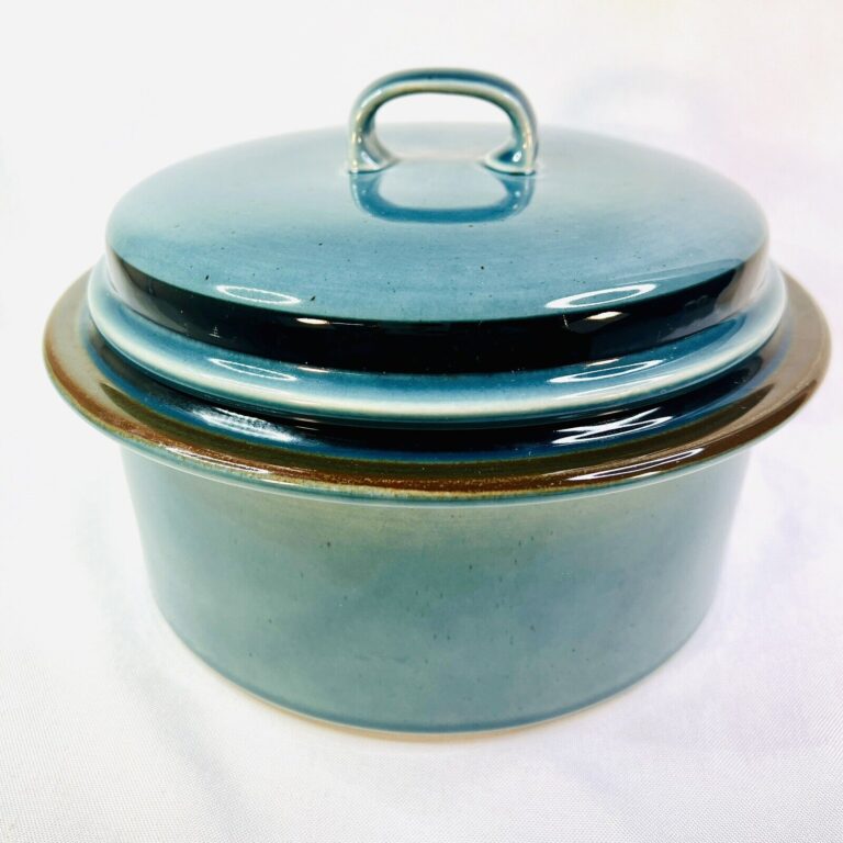 Read more about the article Arabia Finland Meri Blue Casserole Dish Round with Lid Glazed Stoneware 9in