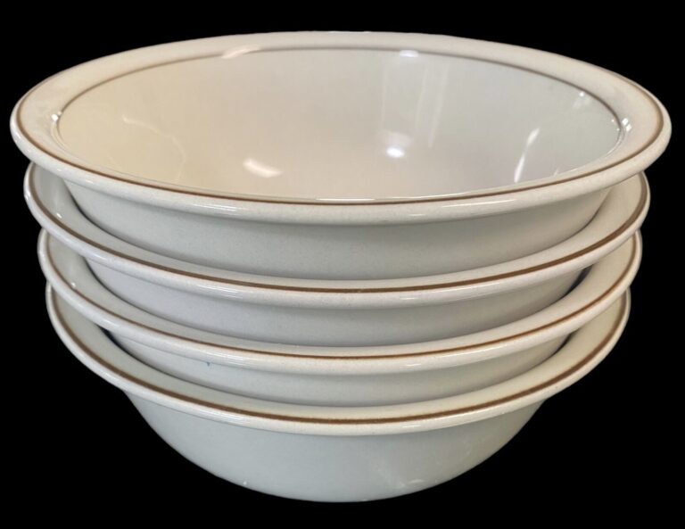 Read more about the article Beautiful and Rare Set of 4 Vintage Arabia Fennica 6 1/8″ Cereal Bowls