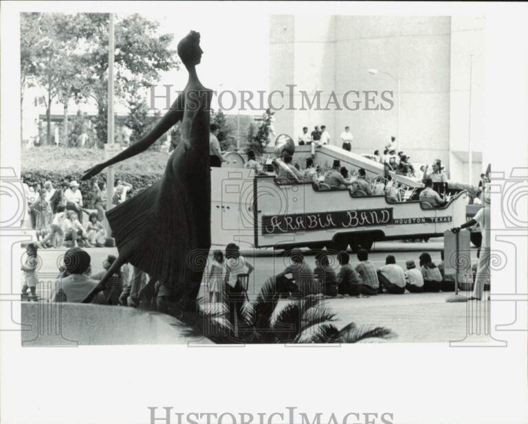 Read more about the article 1980 Press Photo Fiestas Patrias parade float of Arabia Band of Houston.