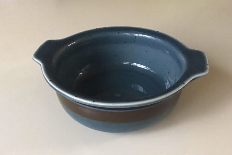 Read more about the article Arabia Finland  Meri Blue  Vintage  4 Cereal Bowls  4 Soup Bowls andCasserole